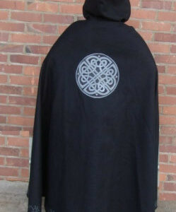 Hochmittelalter Umhang mit Motiv auf dem Rücken