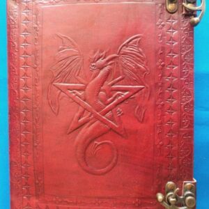 Buch der Schatten mit Pentagramm, Drache und Messingbeschlägen