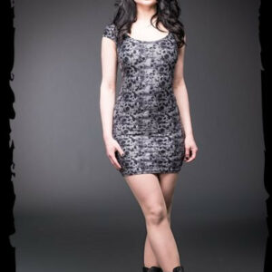 Graues Kleid mit Totenkopf und Rosen Muster