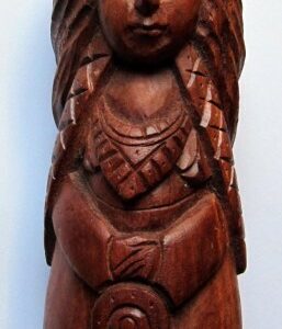 Frigga Figur aus Holz