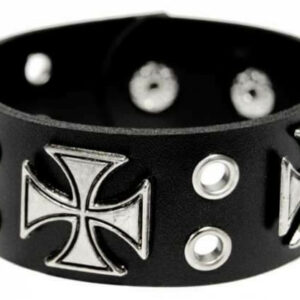 Kunstlederarmband mit großen Kreuznieten