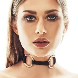 schwarzes Halsband mit zwei großen, goldenen Metallringen