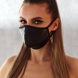 schwarze Gesichtsmaske aus Kunstleder mit Perforation im Schuppenmuster