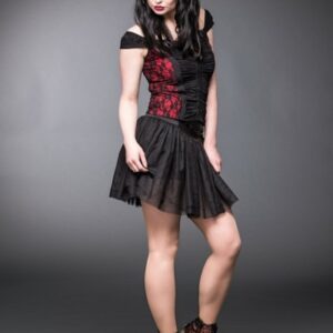 Schwarzes Top mit Raffung und roten Highlights an den Seiten
