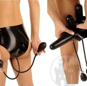 Latex Slip mit Aussendildo und aufpumbaren Innendildos