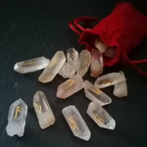 Runenset aus Quarzkristall-Spitzen