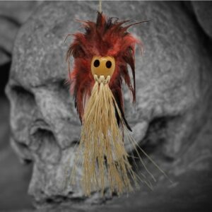 Voodoo Kopf mit Federn und Bart