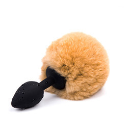Braunes Bunny-Schwänzchen mit schwarzem Plug