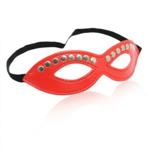 Maske mit Augenöffnungen und Nieten