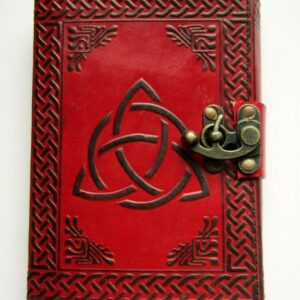 Buch der Schatten mit Triquetra und Messingbeschlag